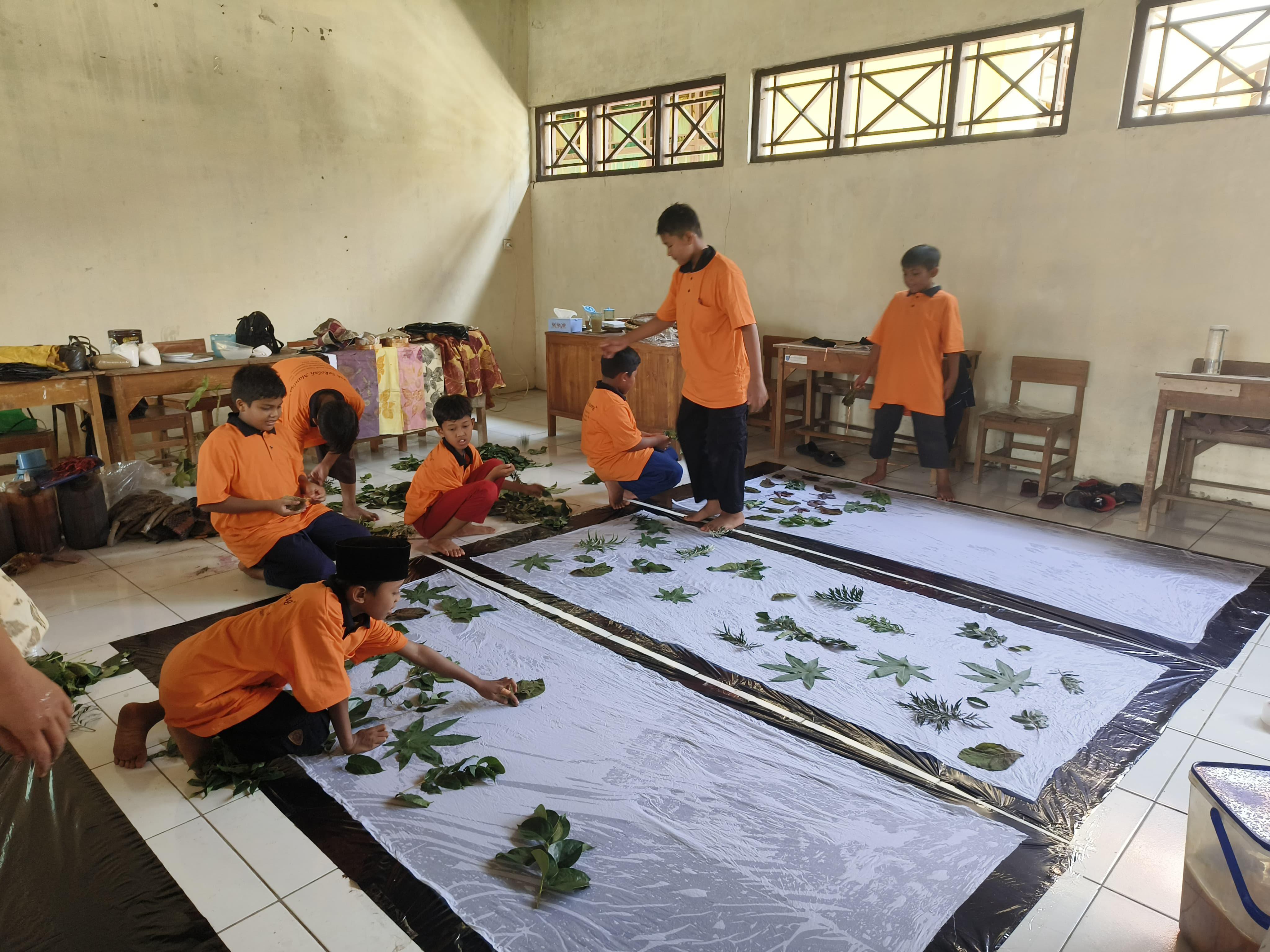 Praktek membuat batik dengan daun kejar paket A